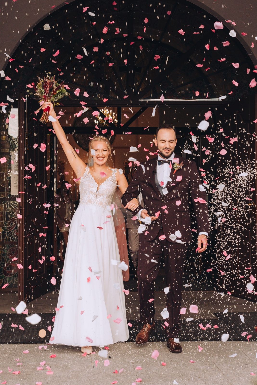 fotograf ślubny, wyjście nowożeńców z koscioła