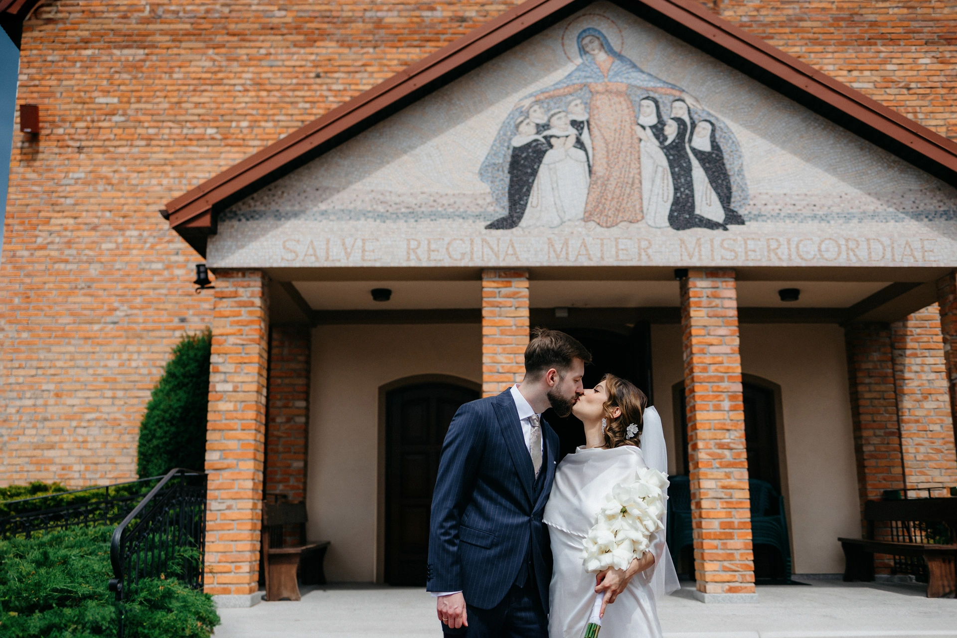 ślub w gongolina event garden pocałunek