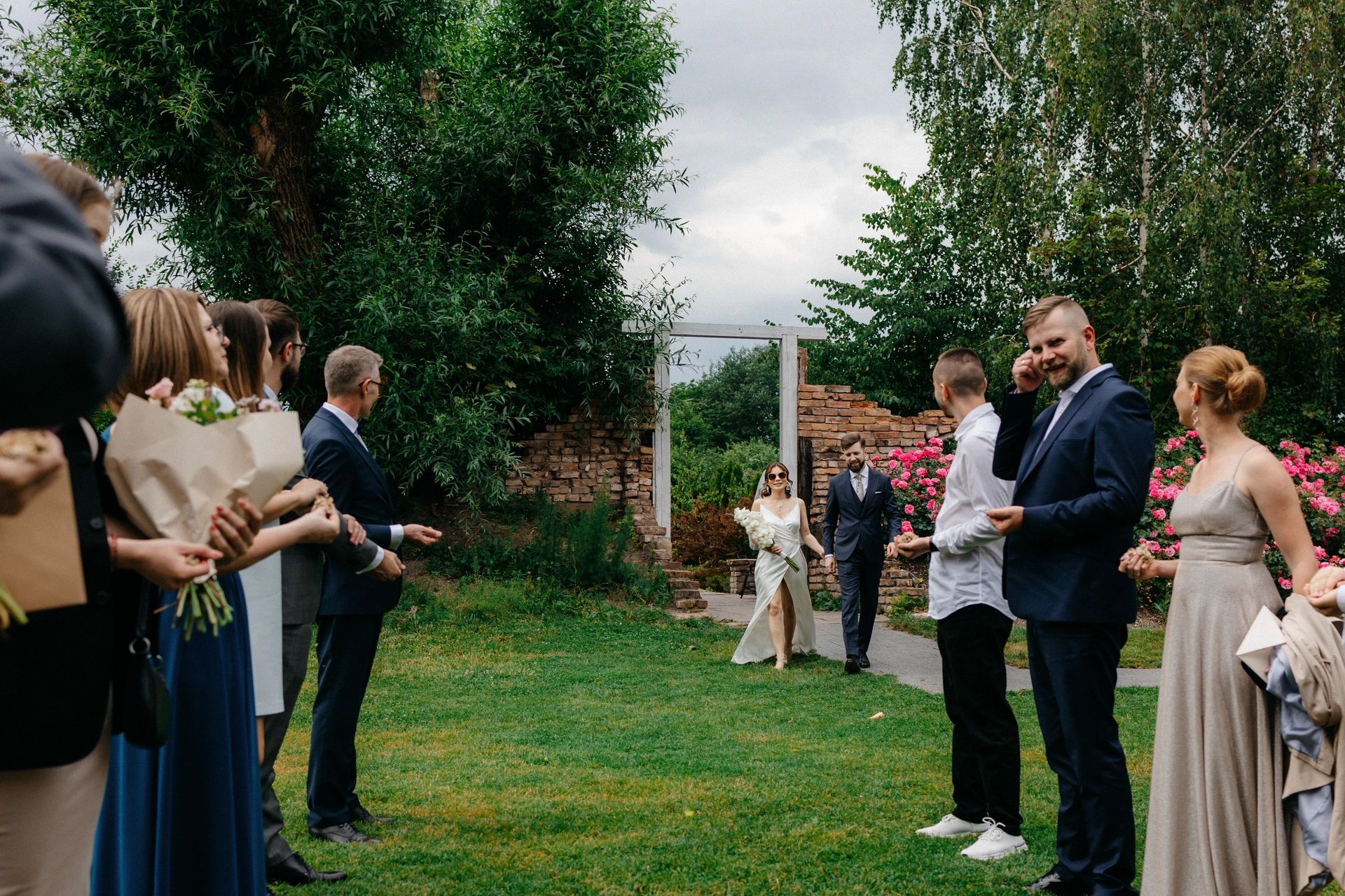 ślub w gongolina event garden wejście pary młodej