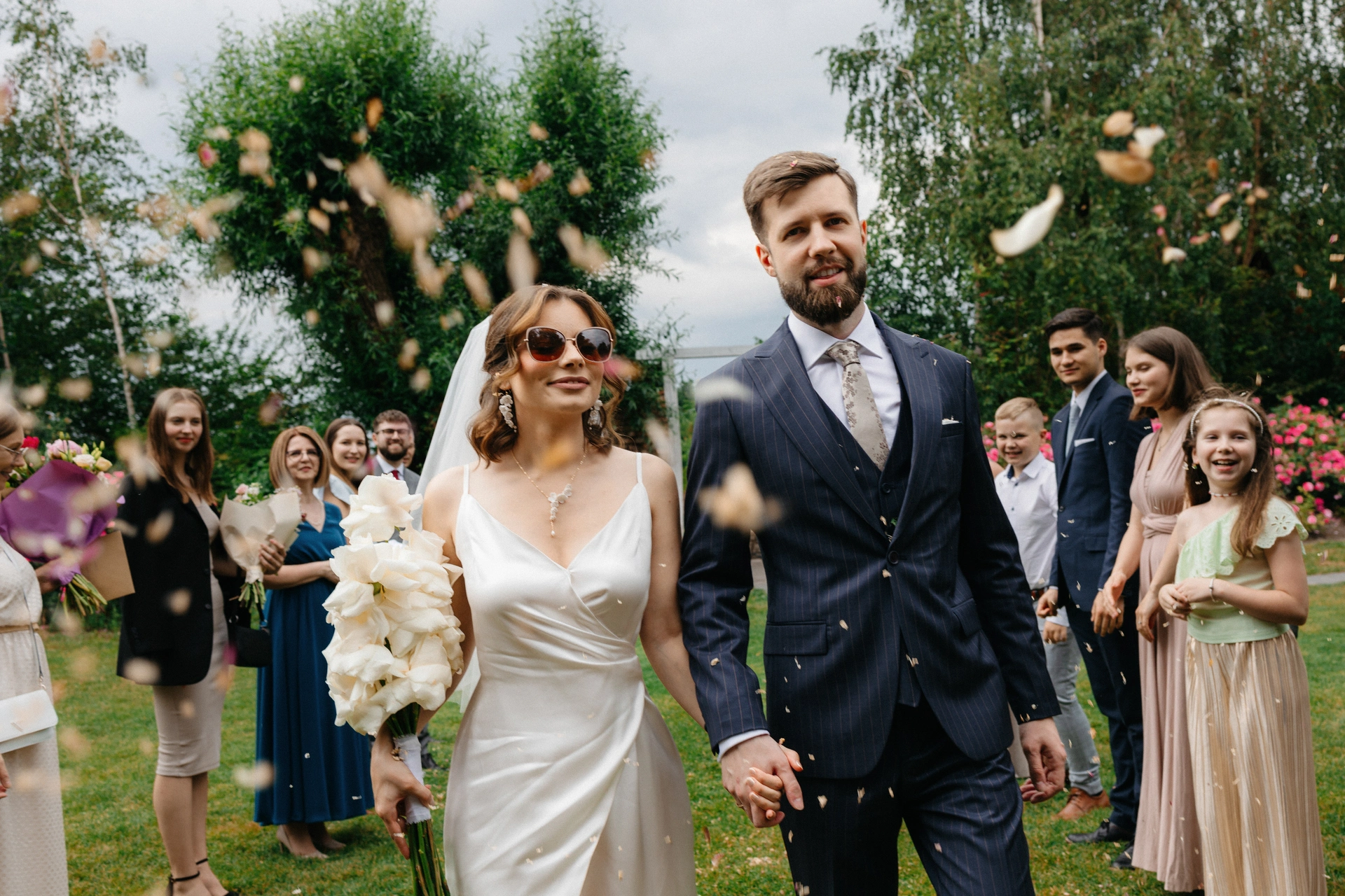 ślub w gongolina event garden confetti z suszonych kwiatów