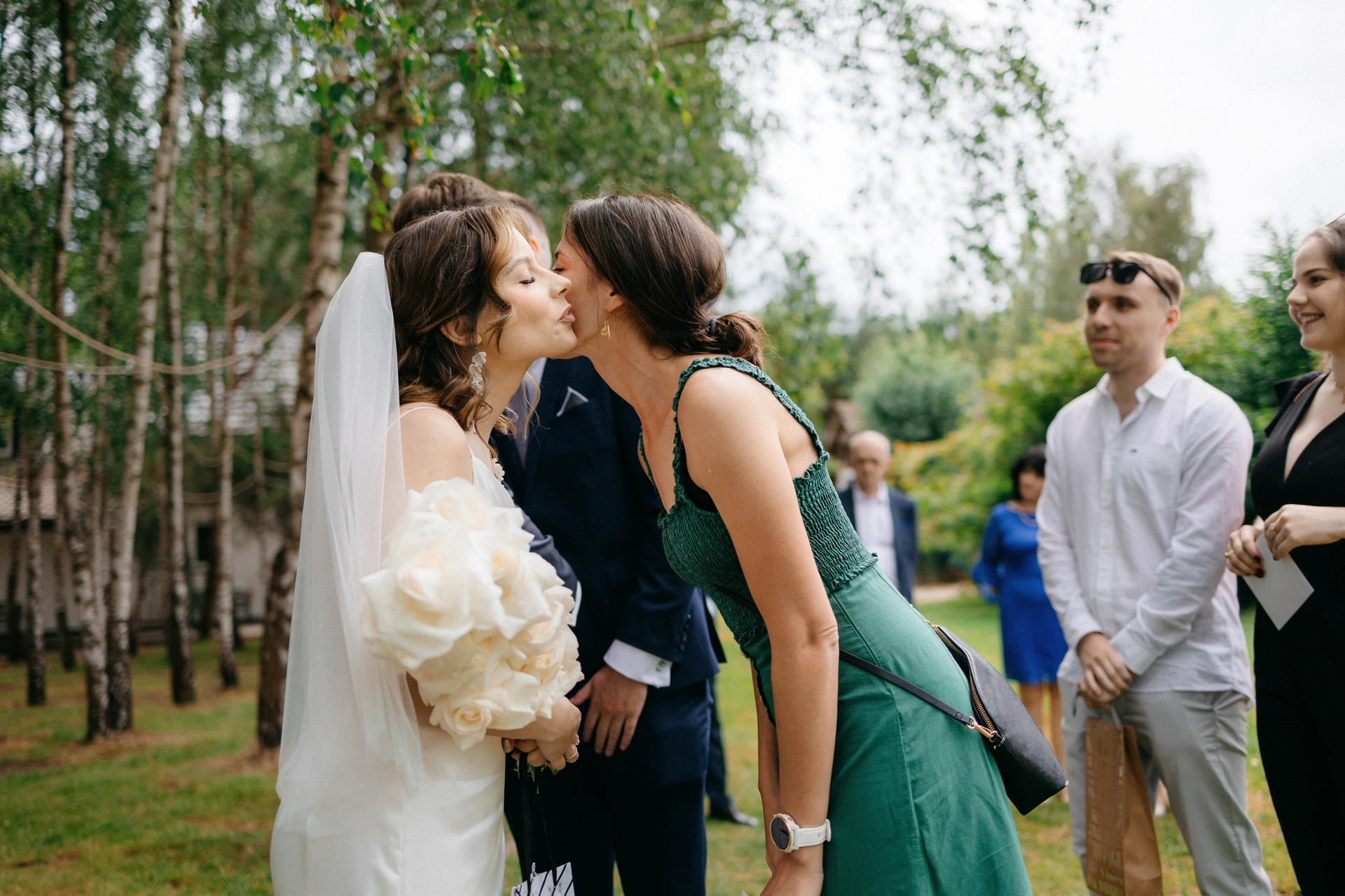 ślub w gongolina event garden para młoda z gośćmi