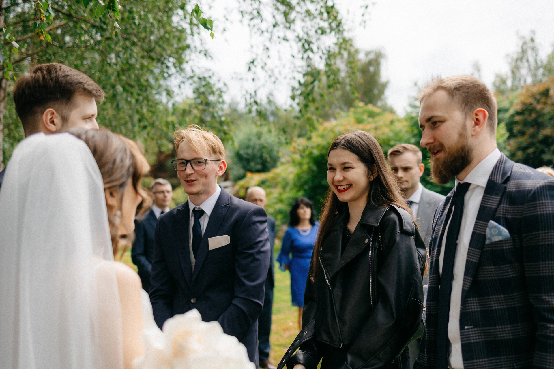 ślub w gongolina event garden goście weselni podczas życzeń