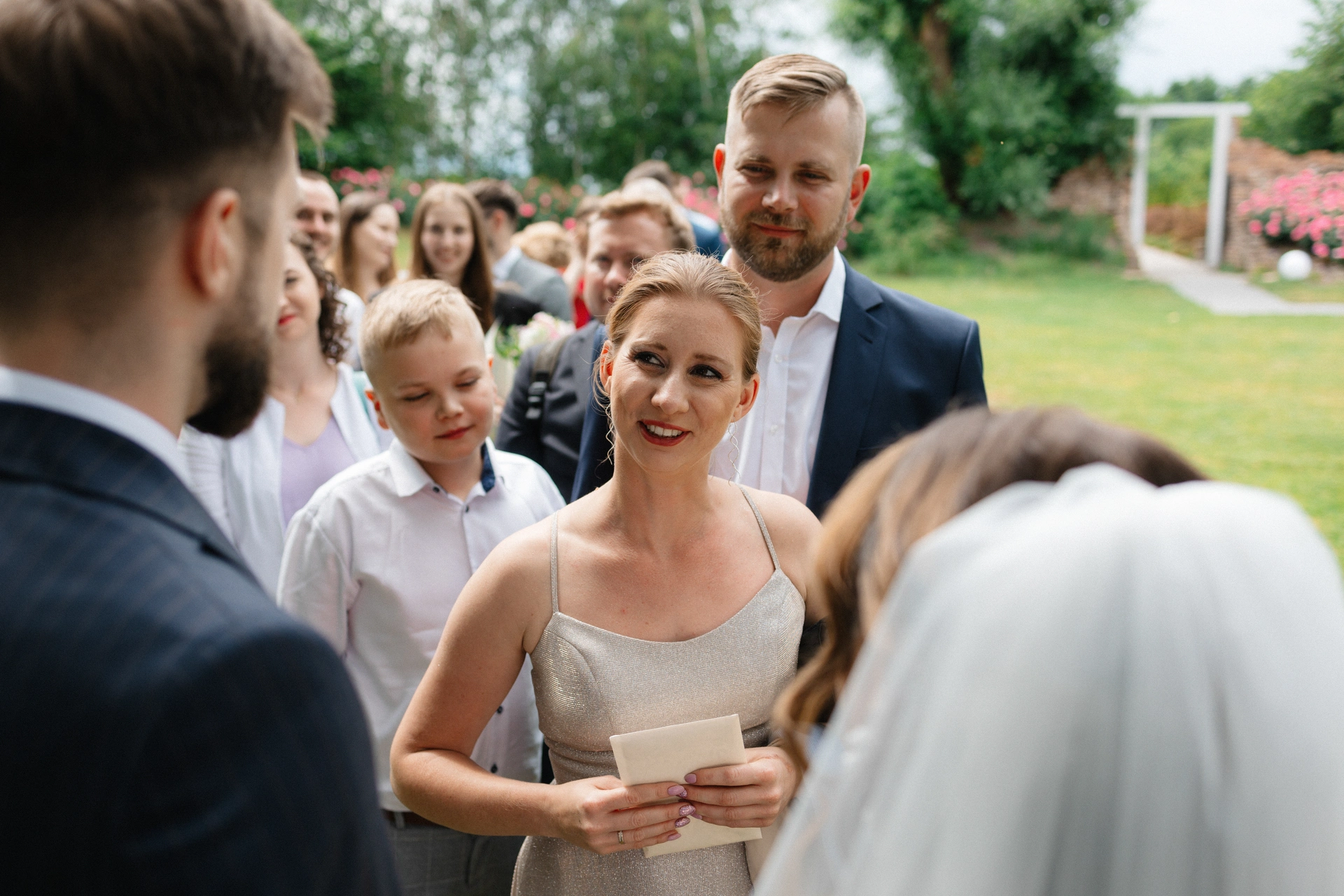 ślub w gongolina event garden goście składają życzenia w ogrodzie