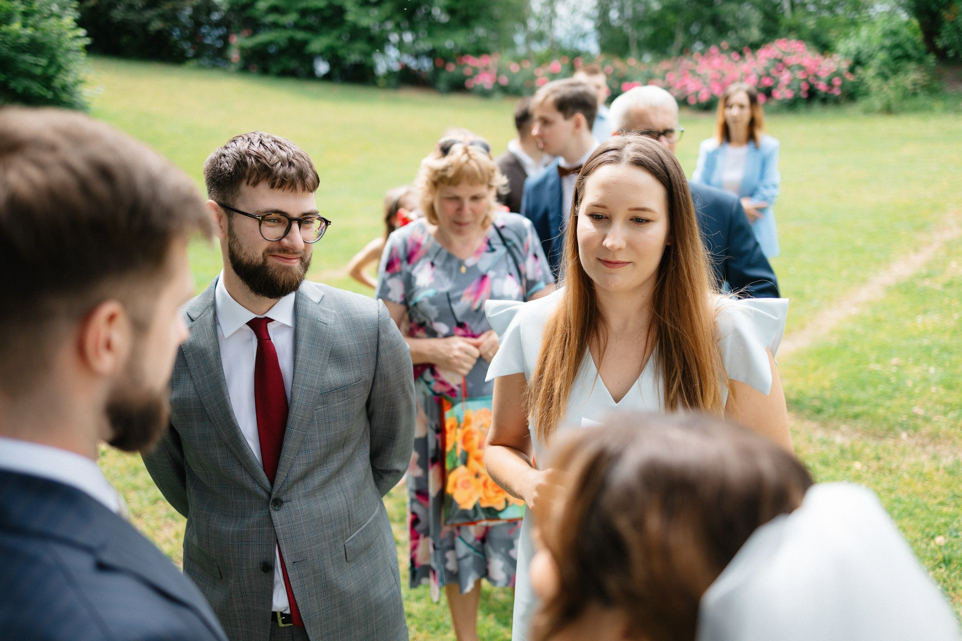 ślub w gongolina event garden goście z kwiatami