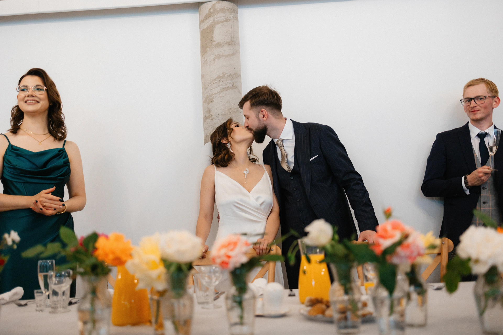 ślub w gongolina event garden pocałunek pary młodej