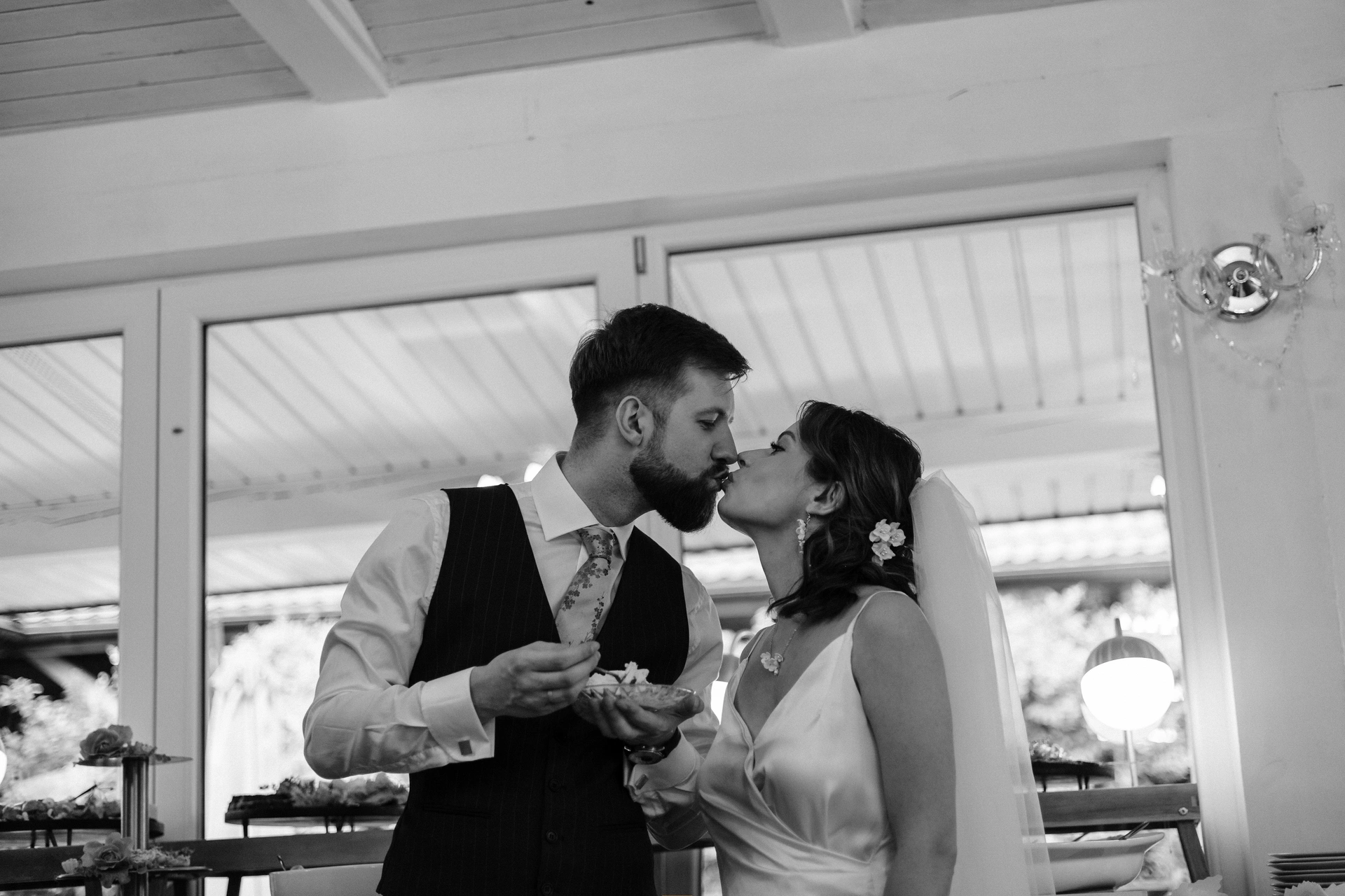 ślub w gongolina event garden para młoda z tortem weselnym