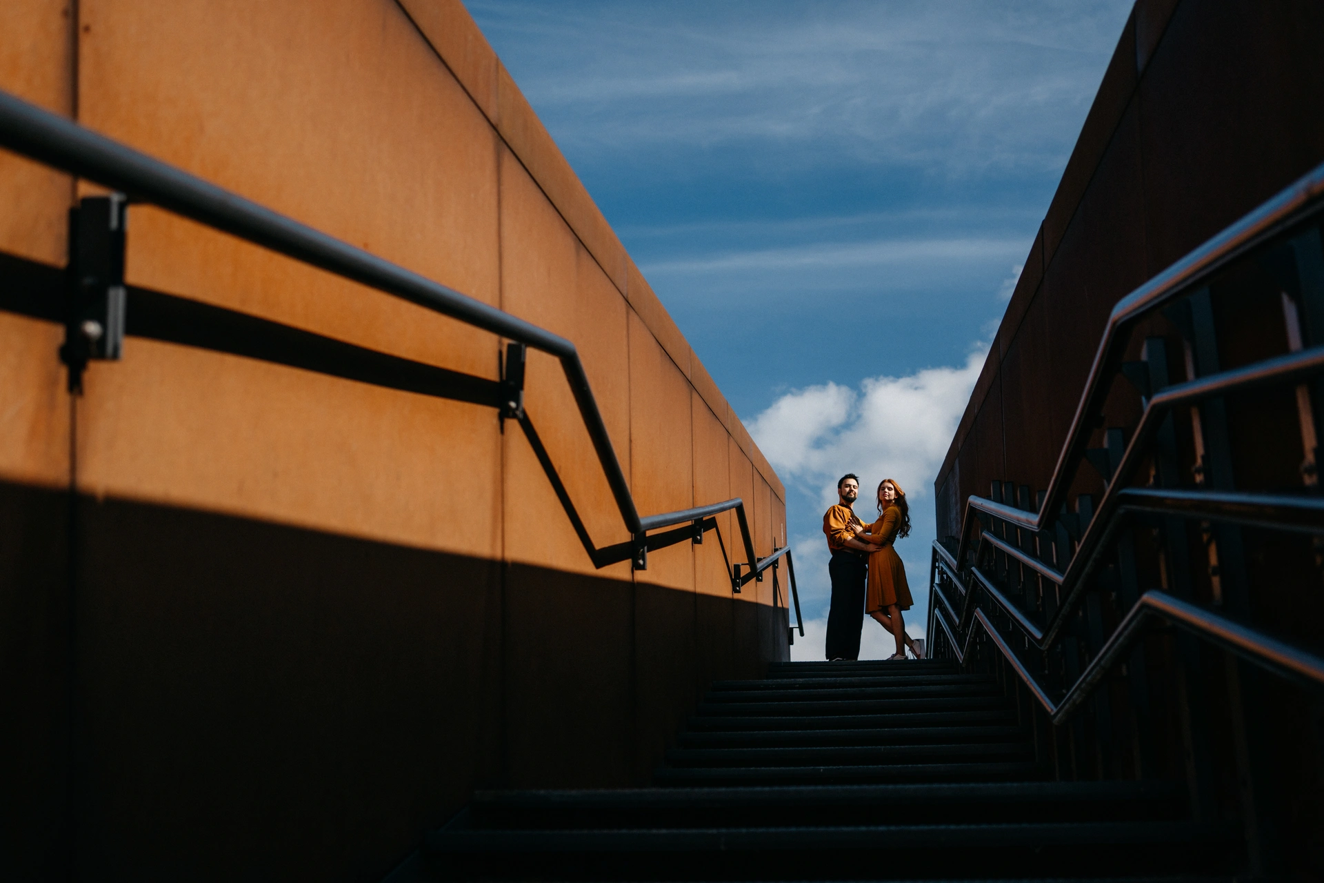 Sesja zakochanych w Warszawie schody