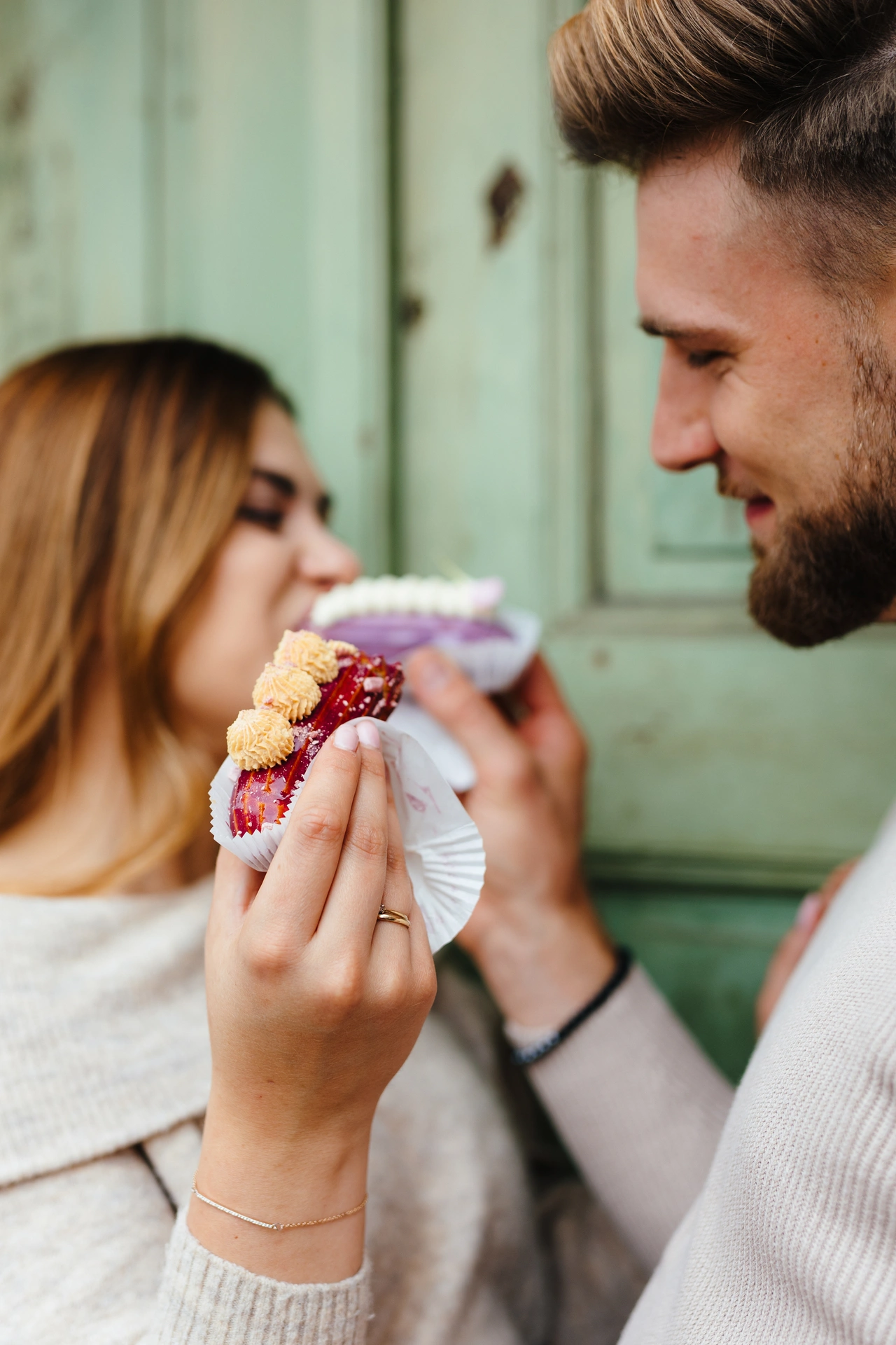 Sesja zakochanych na Starym Mieście w Gdańsku para je eklerki