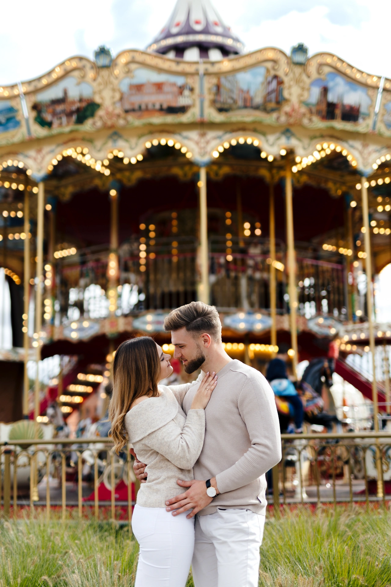 Sesja zakochanych na Starym Mieście w Gdańsku przy karuzeli w Gdańsku