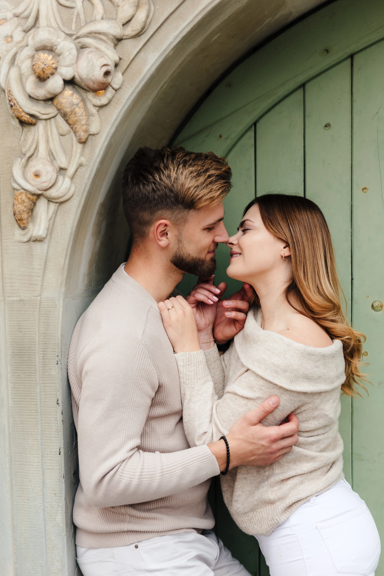 Sesja zakochanych na Starym Mieście w Gdańsku portet przy drzwiach