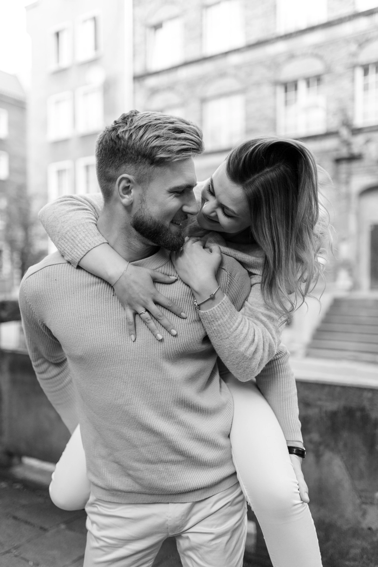 Sesja zakochanych na Starym Mieście w Gdańsku przytulenie