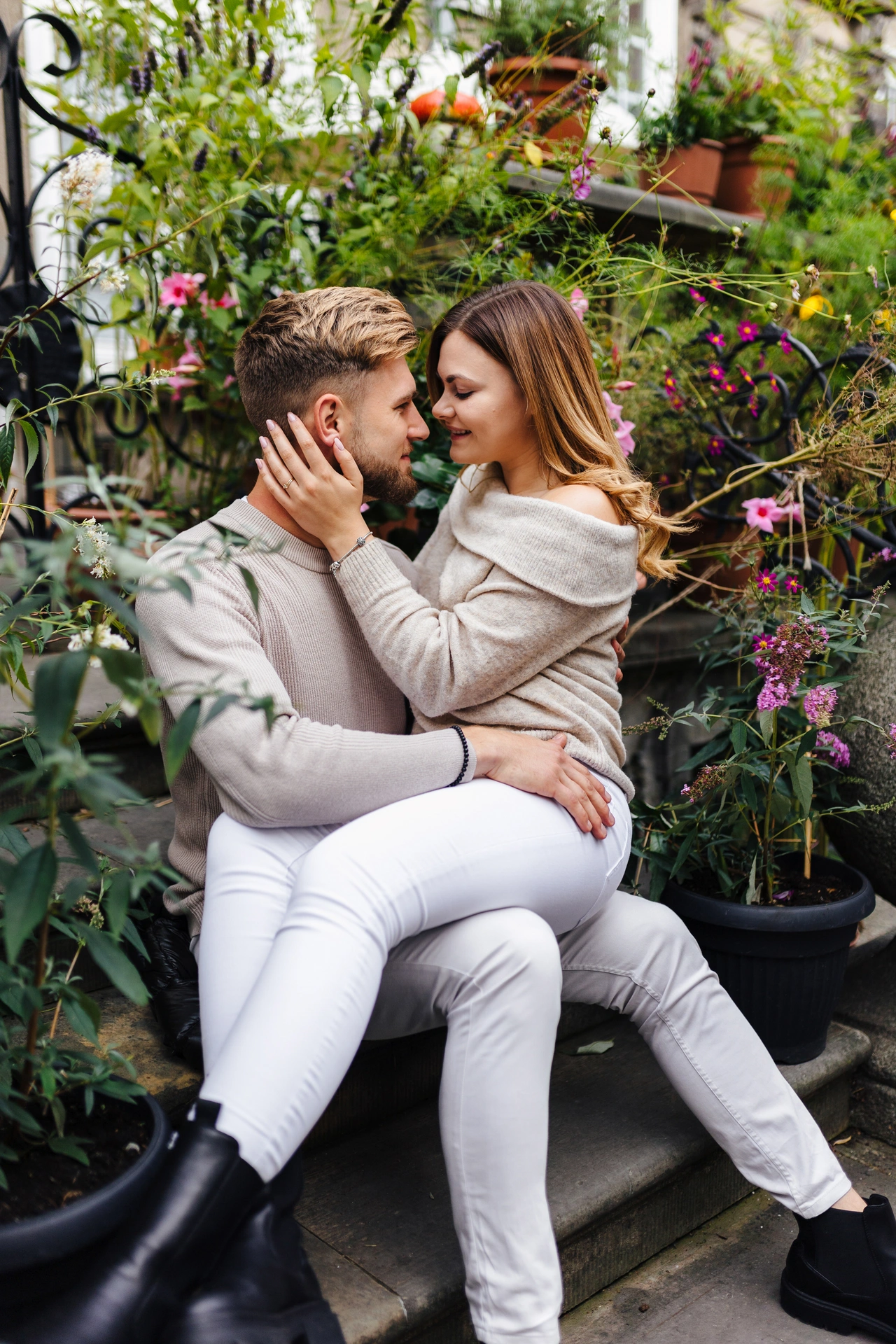 Sesja zakochanych na Starym Mieście w Gdańsku para siedzi