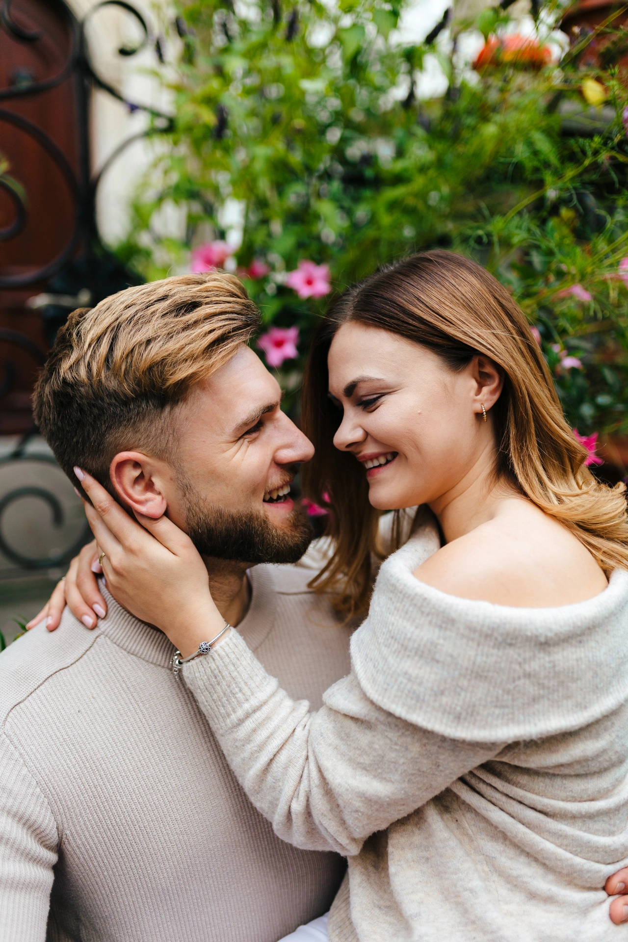 Sesja zakochanych na Starym Mieście w Gdańsku para przytula się