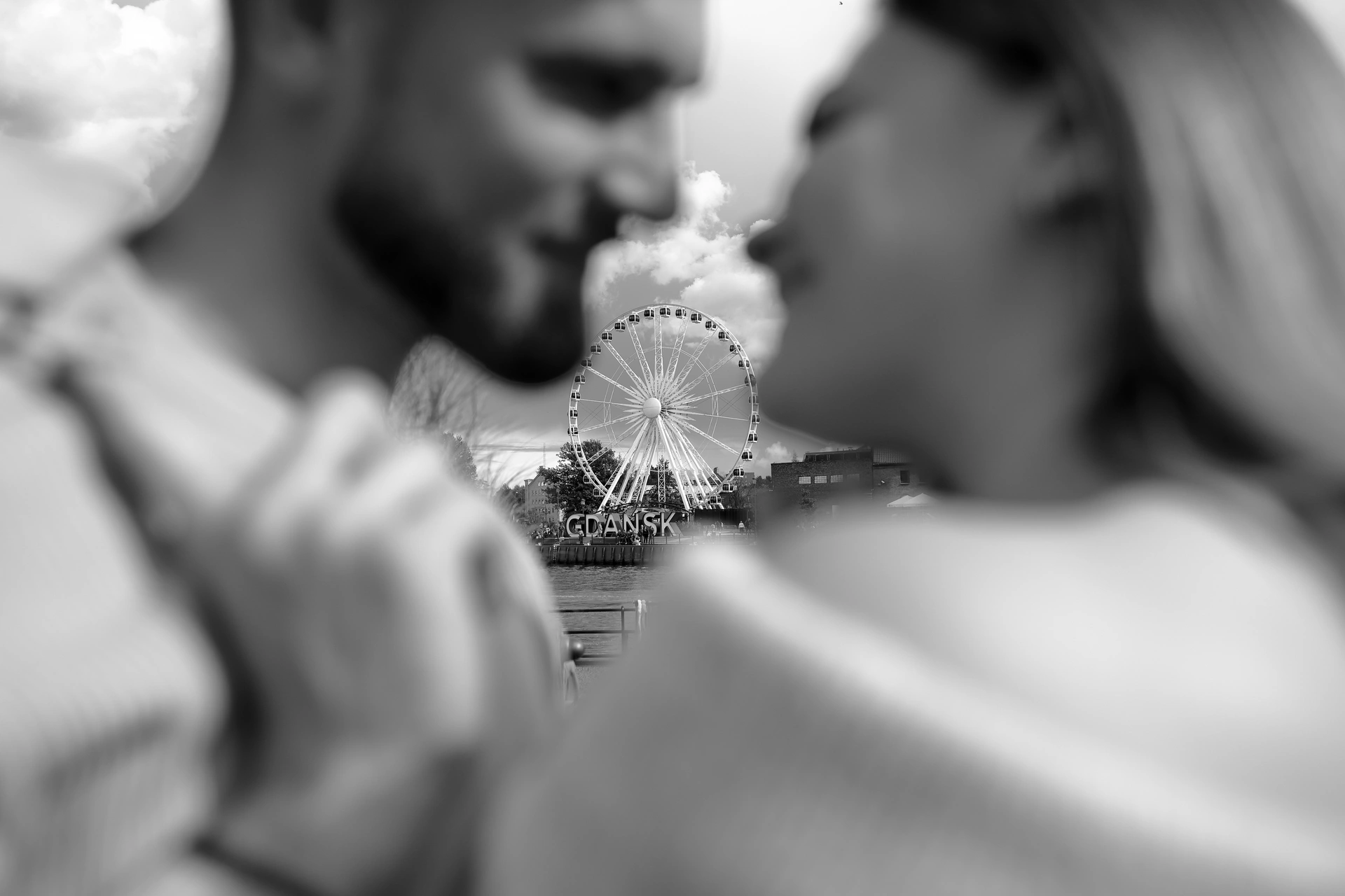 Sesja zakochanych na Starym Mieście w Gdańsku koło młyńskie