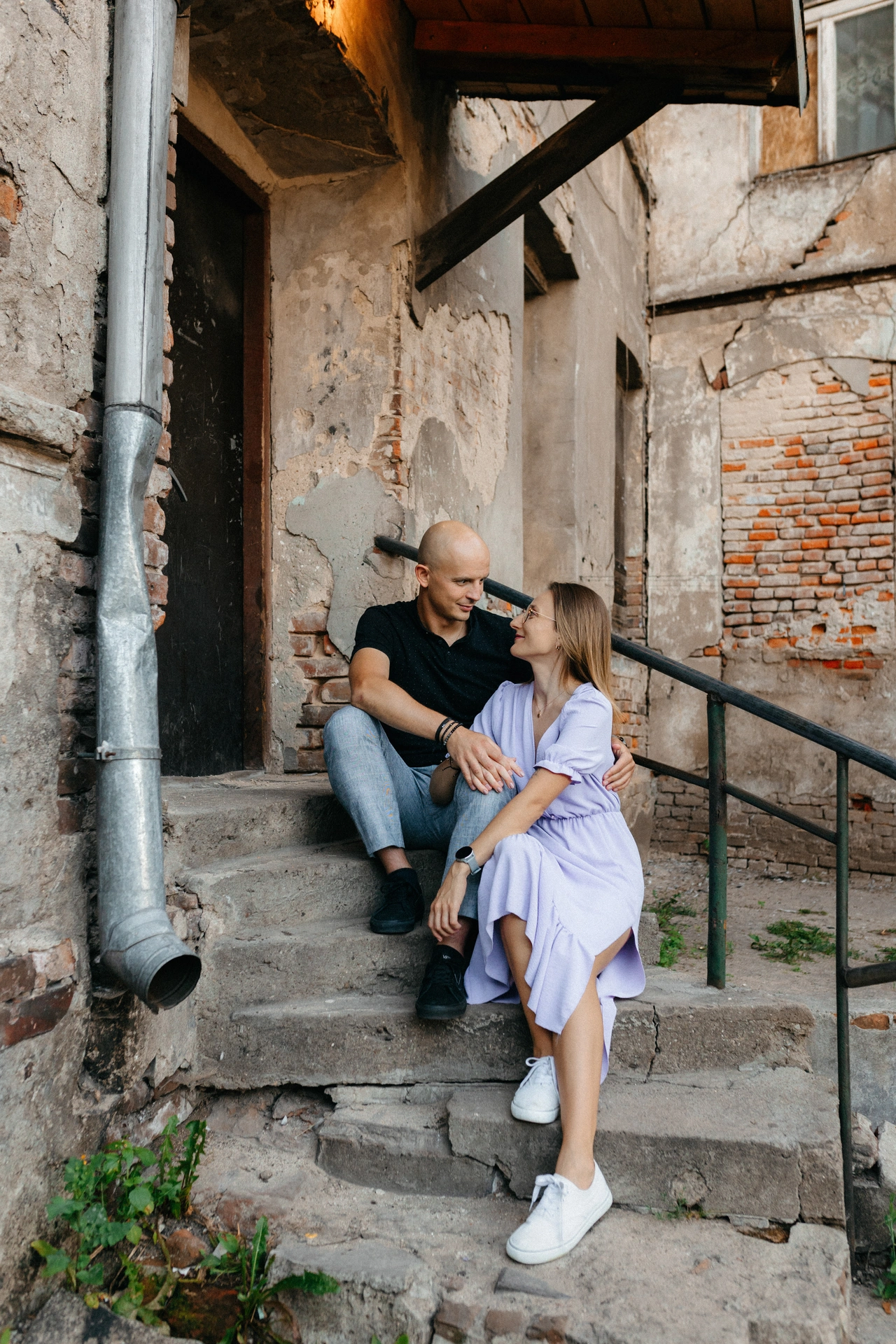 sesja narzeczeńska na bałutach przy kamienicy