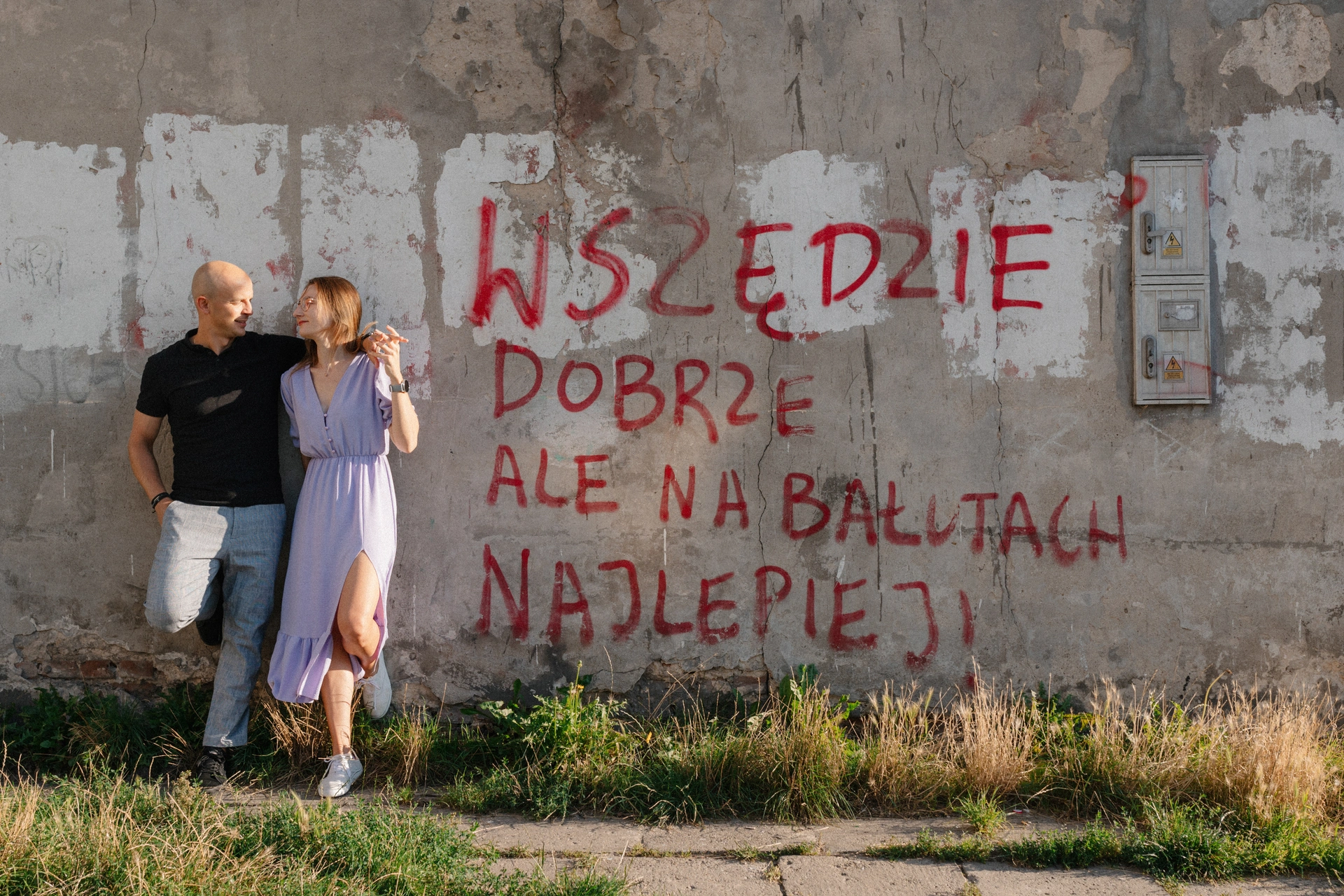 sesja narzeczeńska na bałutach przy napisie na murze