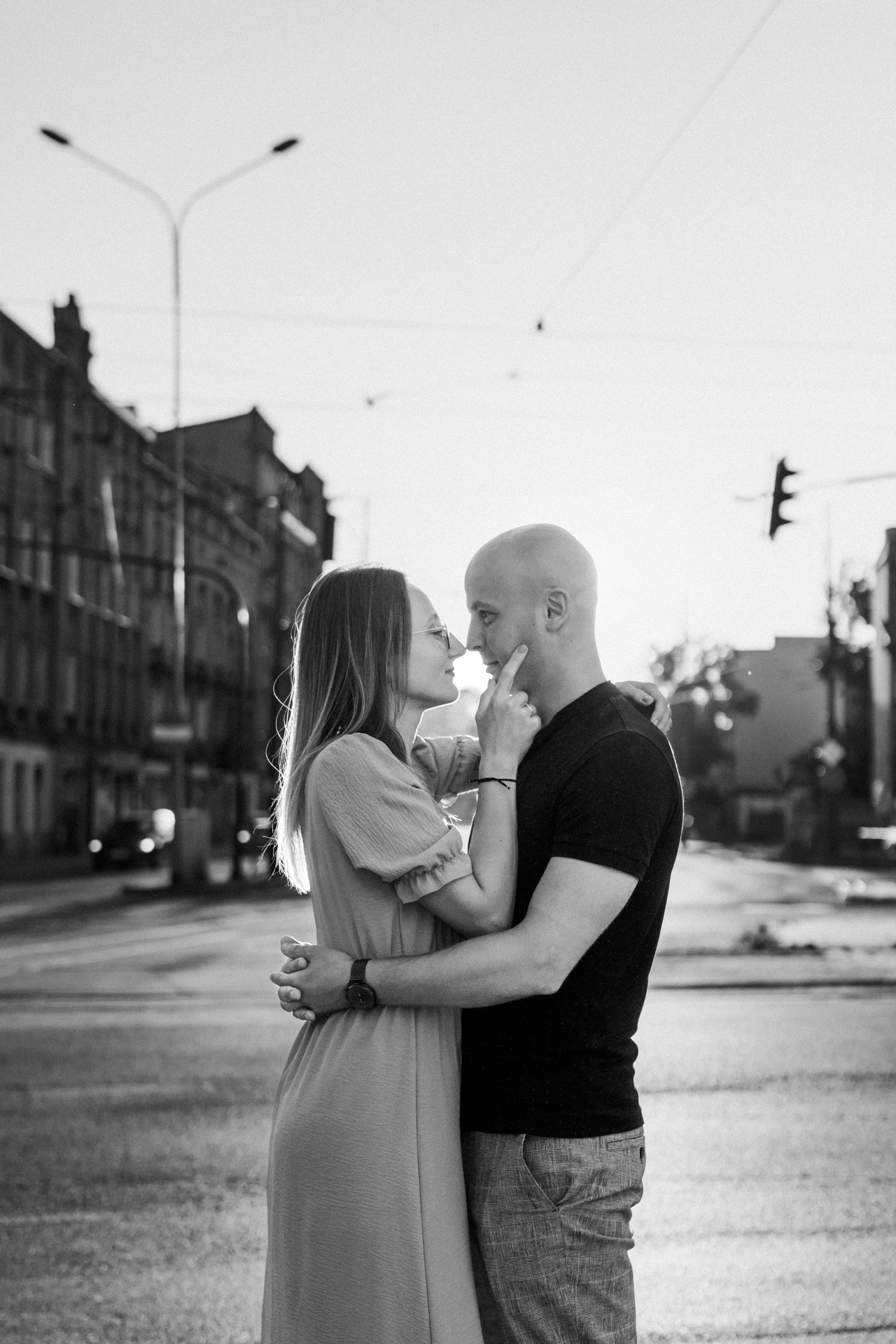 sesja narzeczeńska na bałutach zachód słońca