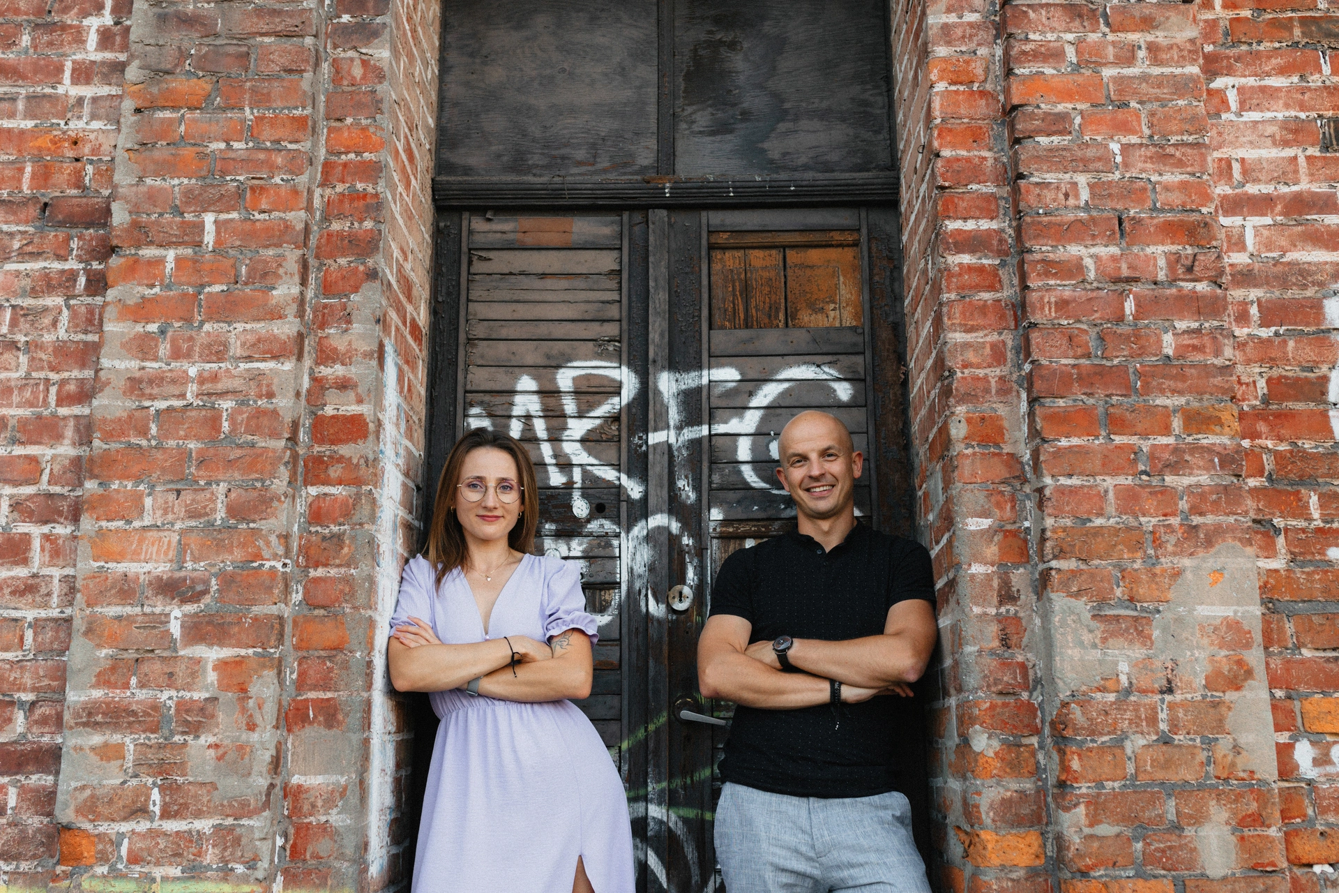 sesja narzeczeńska na bałutach drzwi kamienicy