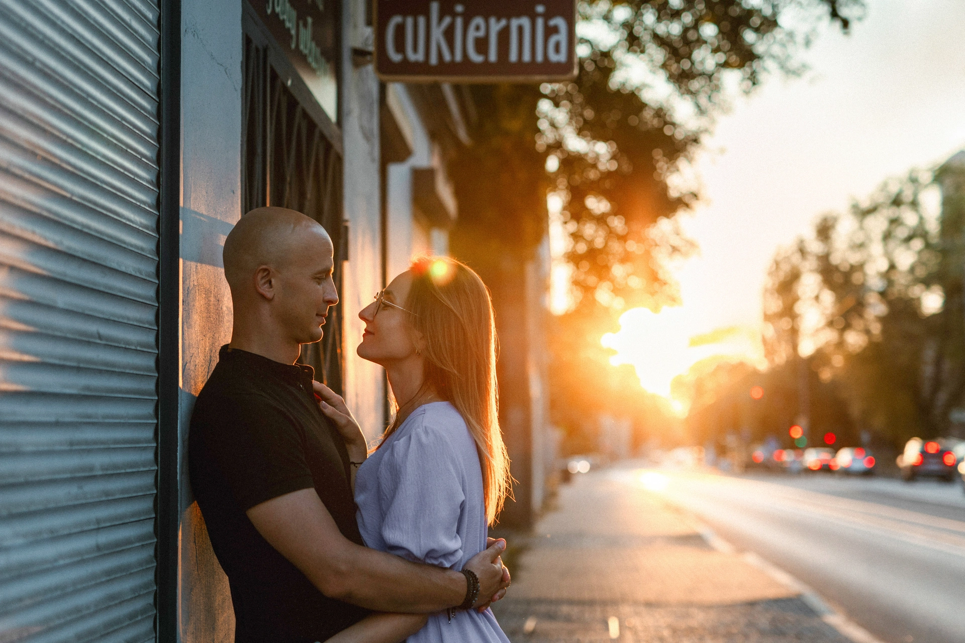 sesja narzeczeńska na bałutach o zachodzie słońca