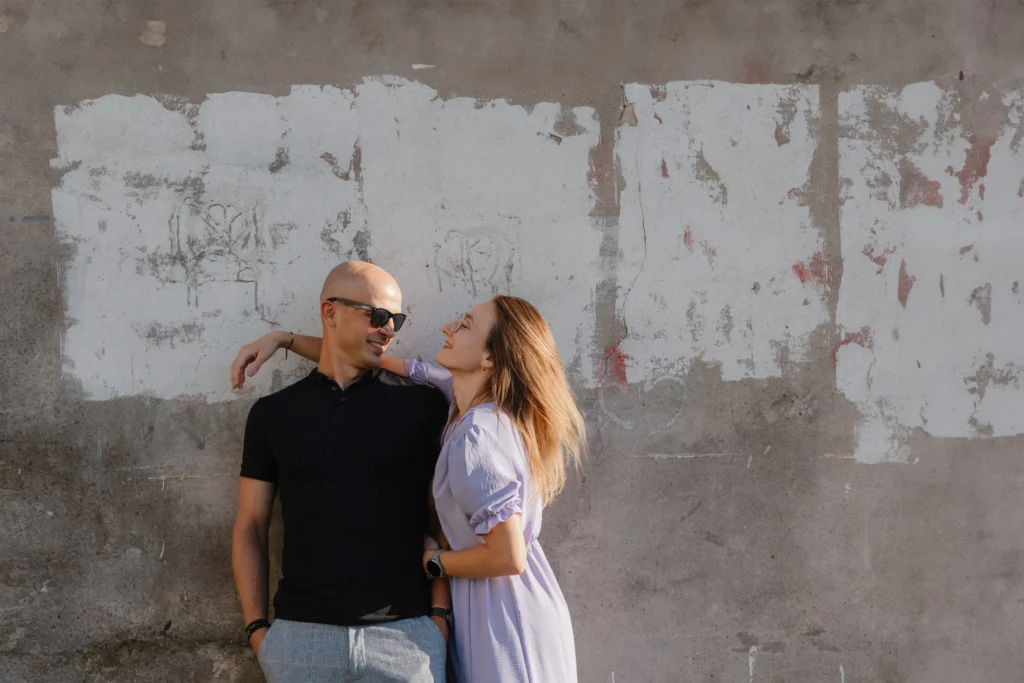 sesja narzeczeńska na bałutach przy ścianie