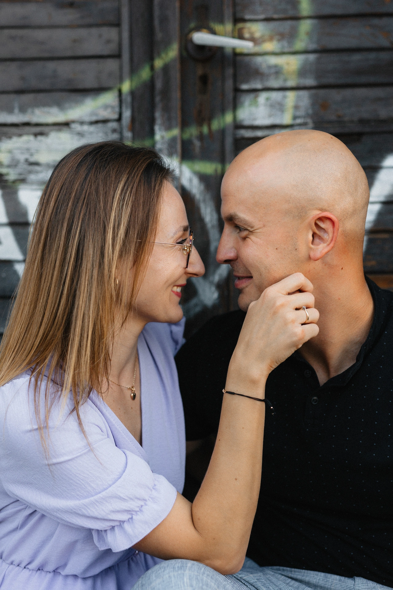 sesja narzeczeńska na bałutach portret zakochanych