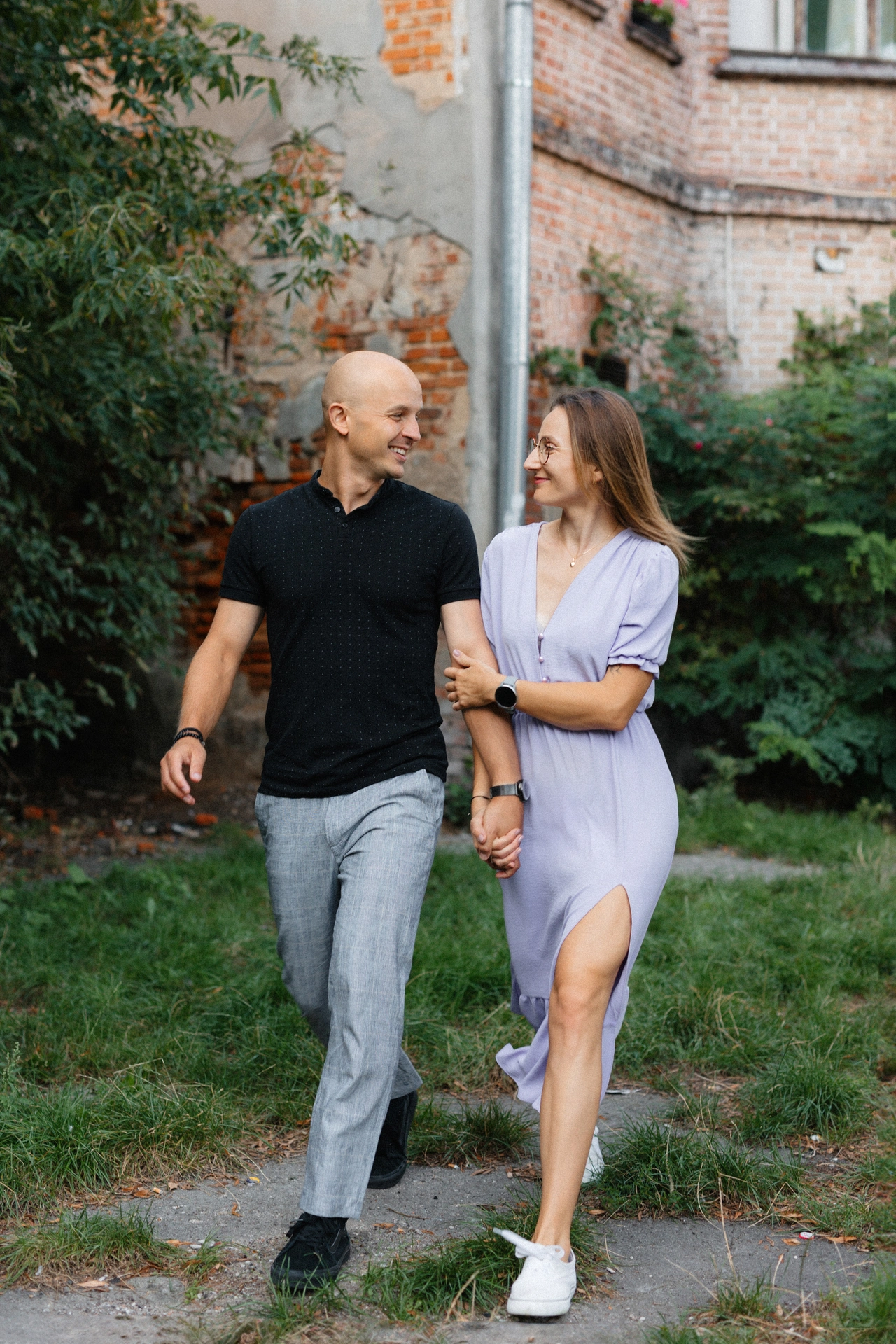 sesja narzeczeńska na bałutach przy kamienicy