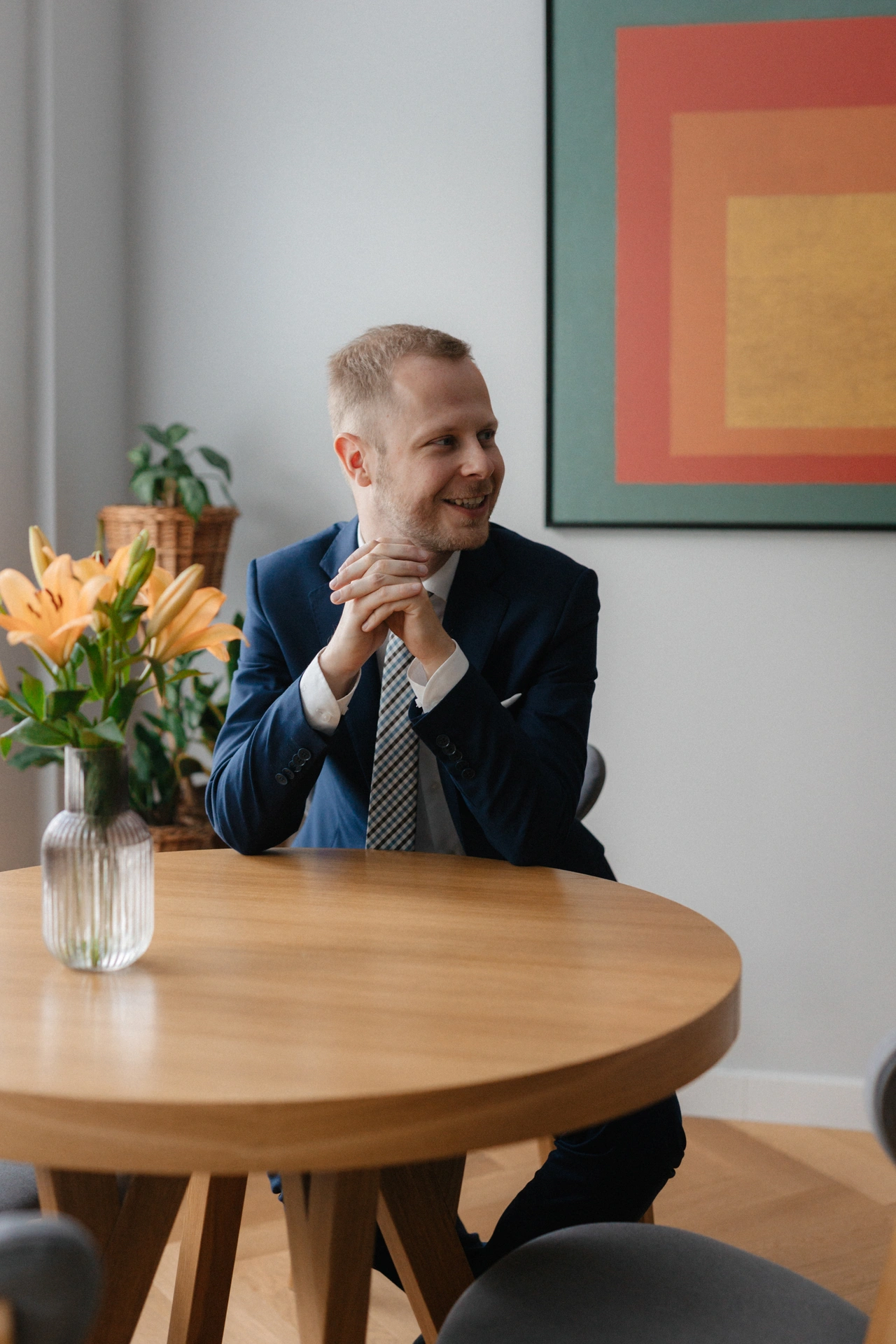 ślub cywilny i przyjęcie W Tataraku portret pana młodego