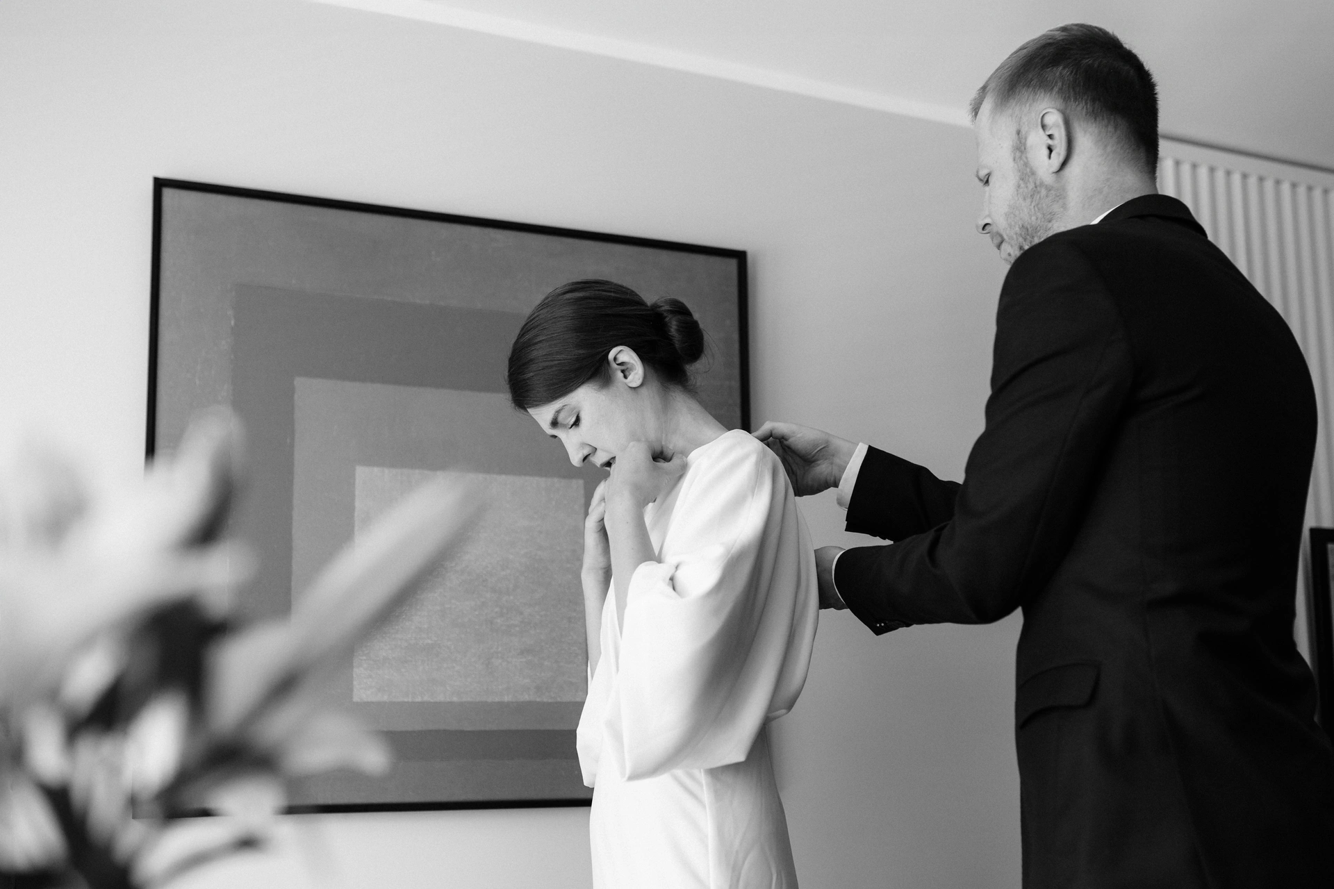 ślub cywilny i przyjęcie W Tataraku Pan młody zapina suknię pannie młodej