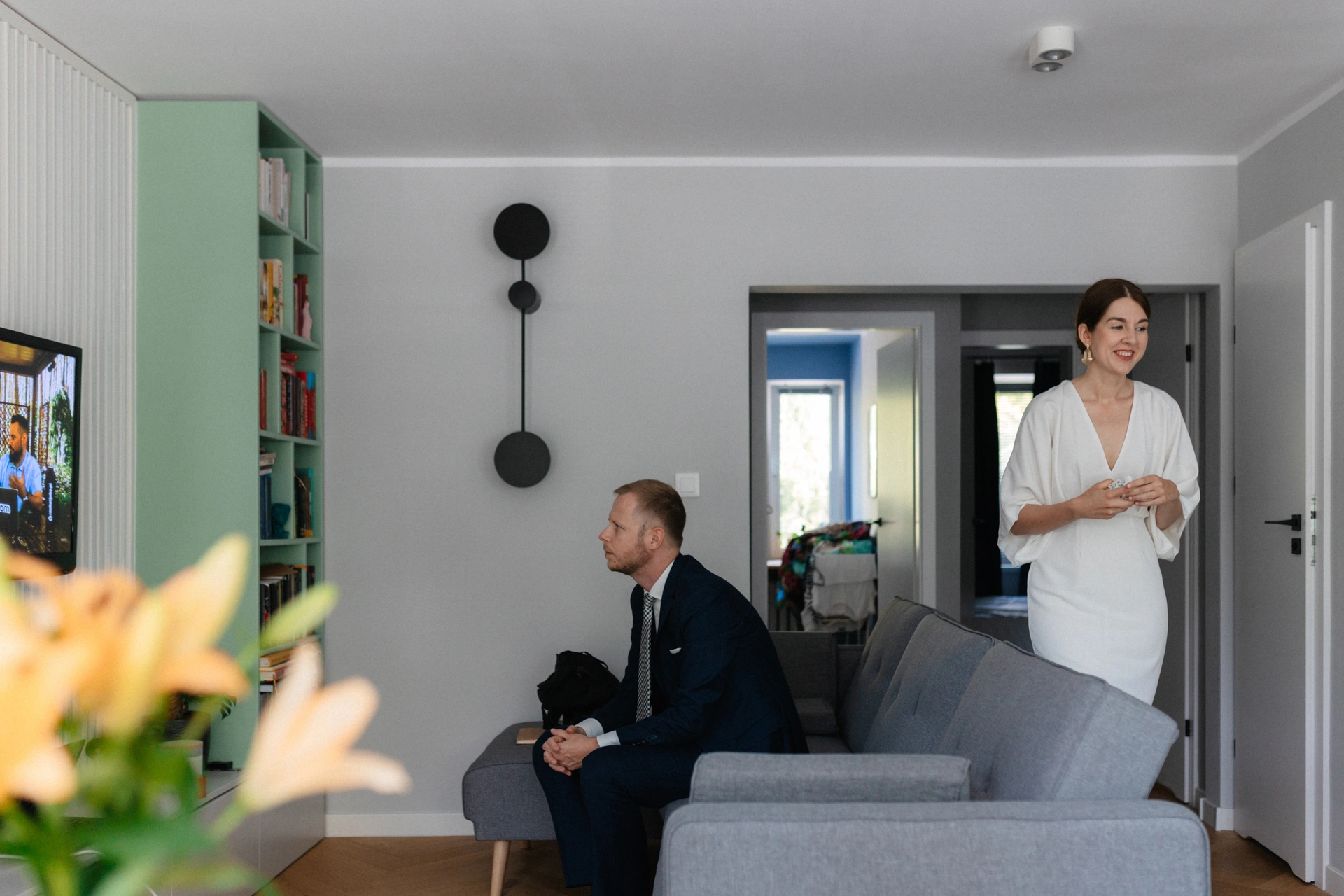 ślub cywilny i przyjęcie W Tataraku pan młody siedzi