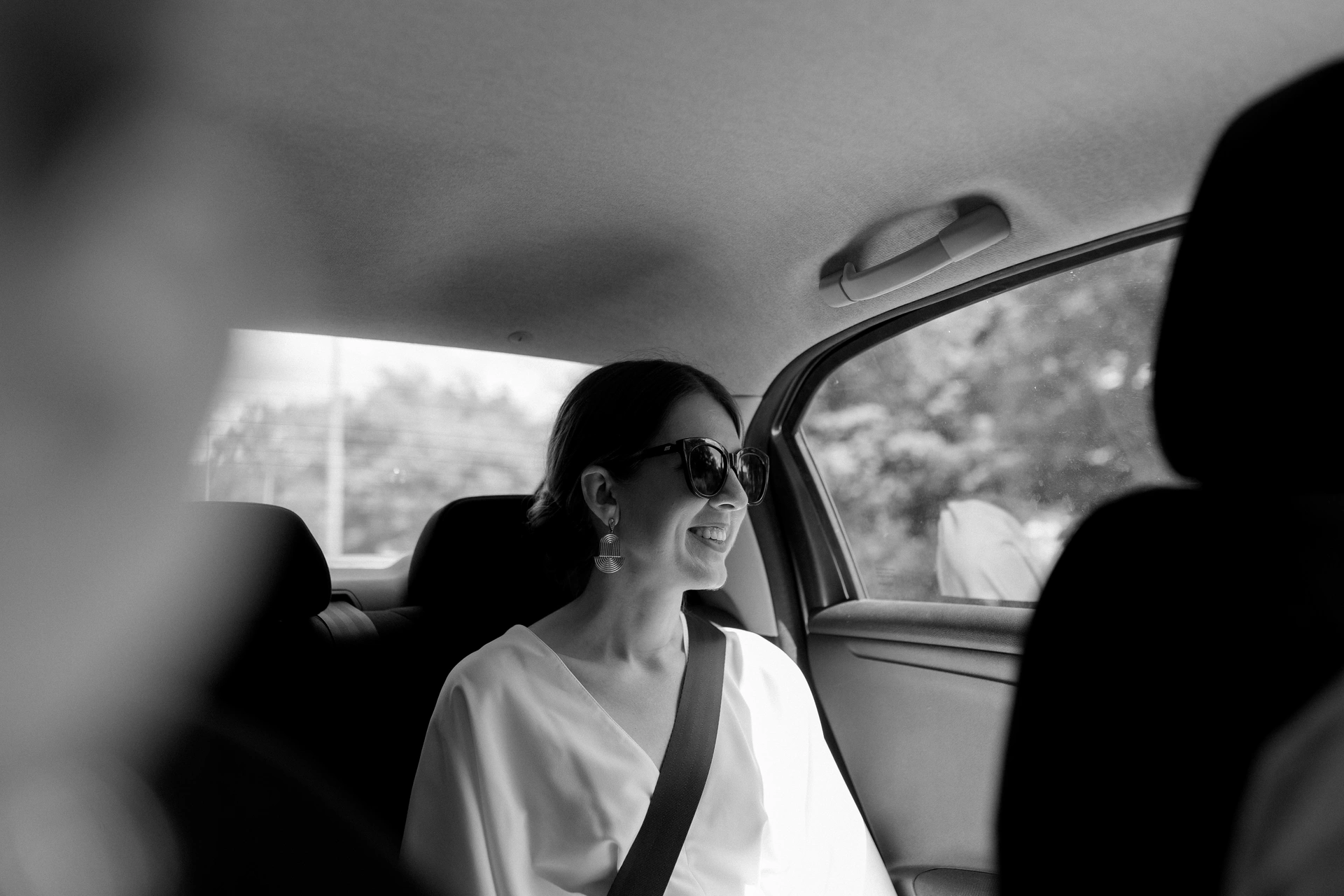 ślub cywilny i przyjęcie W Tataraku panna młoda w aucie