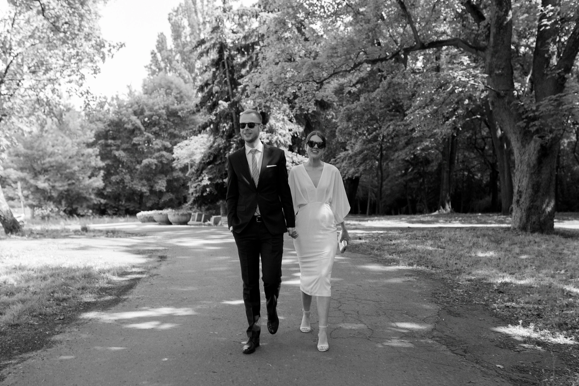 ślub cywilny i przyjęcie W Tataraku para młoda idzie