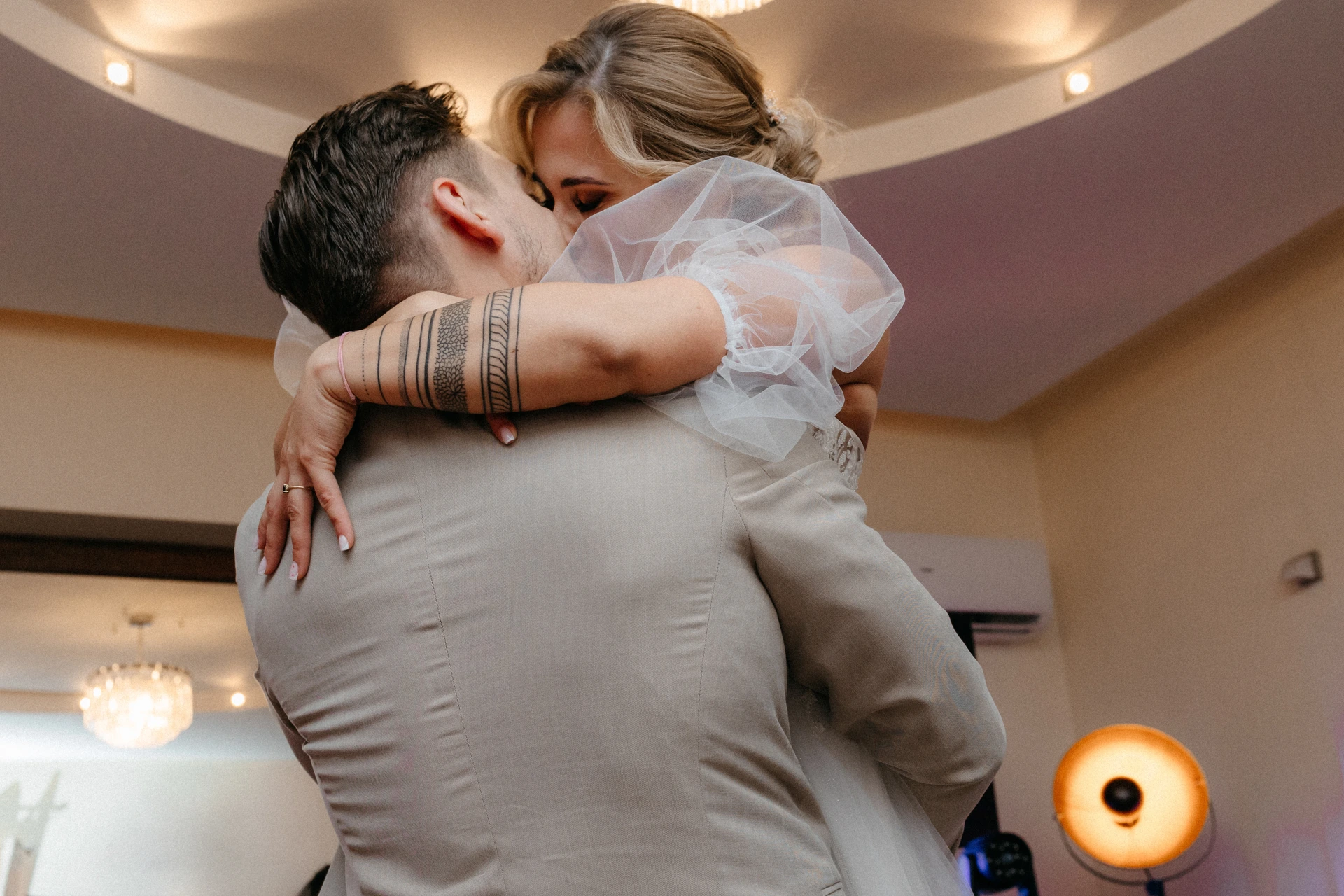 ślub humanistyczny w łodzi pocałunek