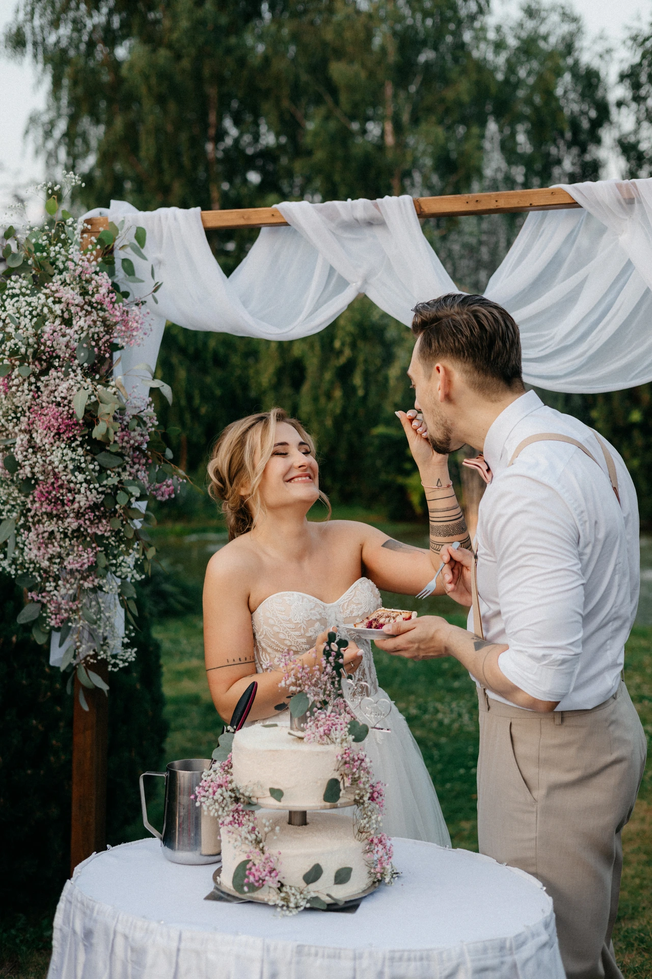 ślub humanistyczny w łodzi para młoda i tort