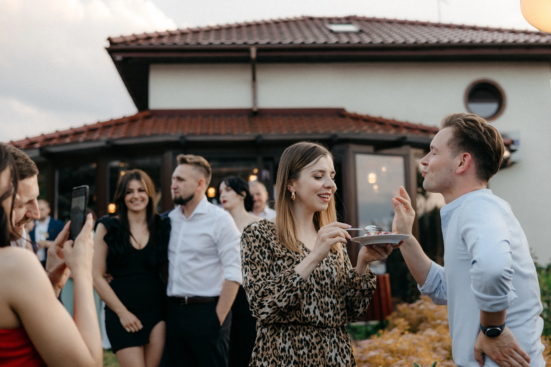 ślub humanistyczny w łodzi goście jedzą tort