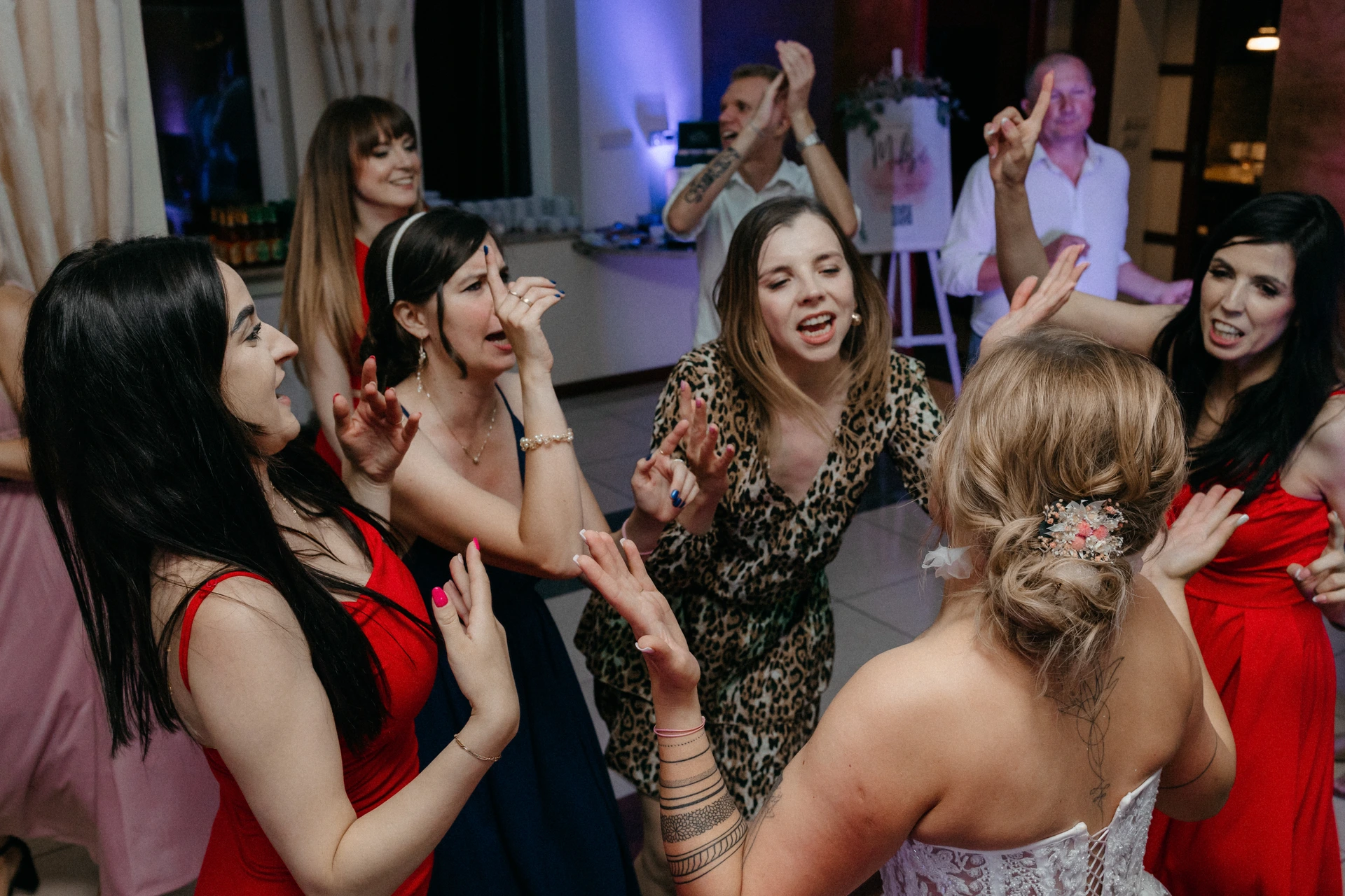 ślub humanistyczny w łodzi panna młoda z koleżankami