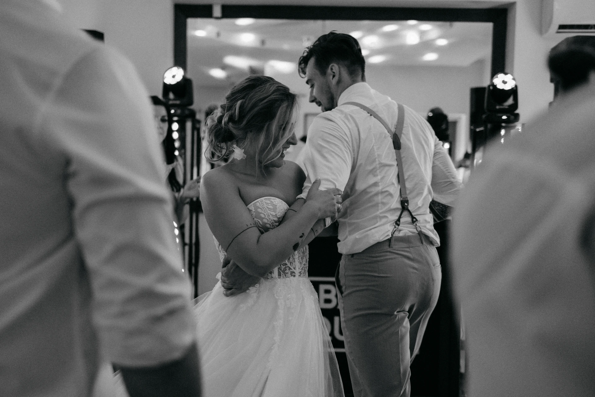 ślub humanistyczny w łodzi młoda para na parkiecie