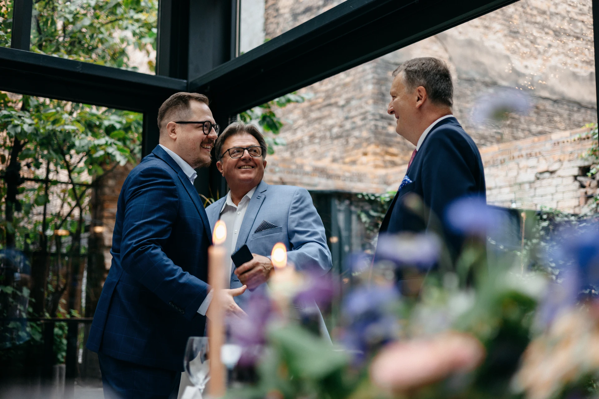 Goście weselni biorący udział w koktajlu powitalnym w Art Bistro Stalowa 52