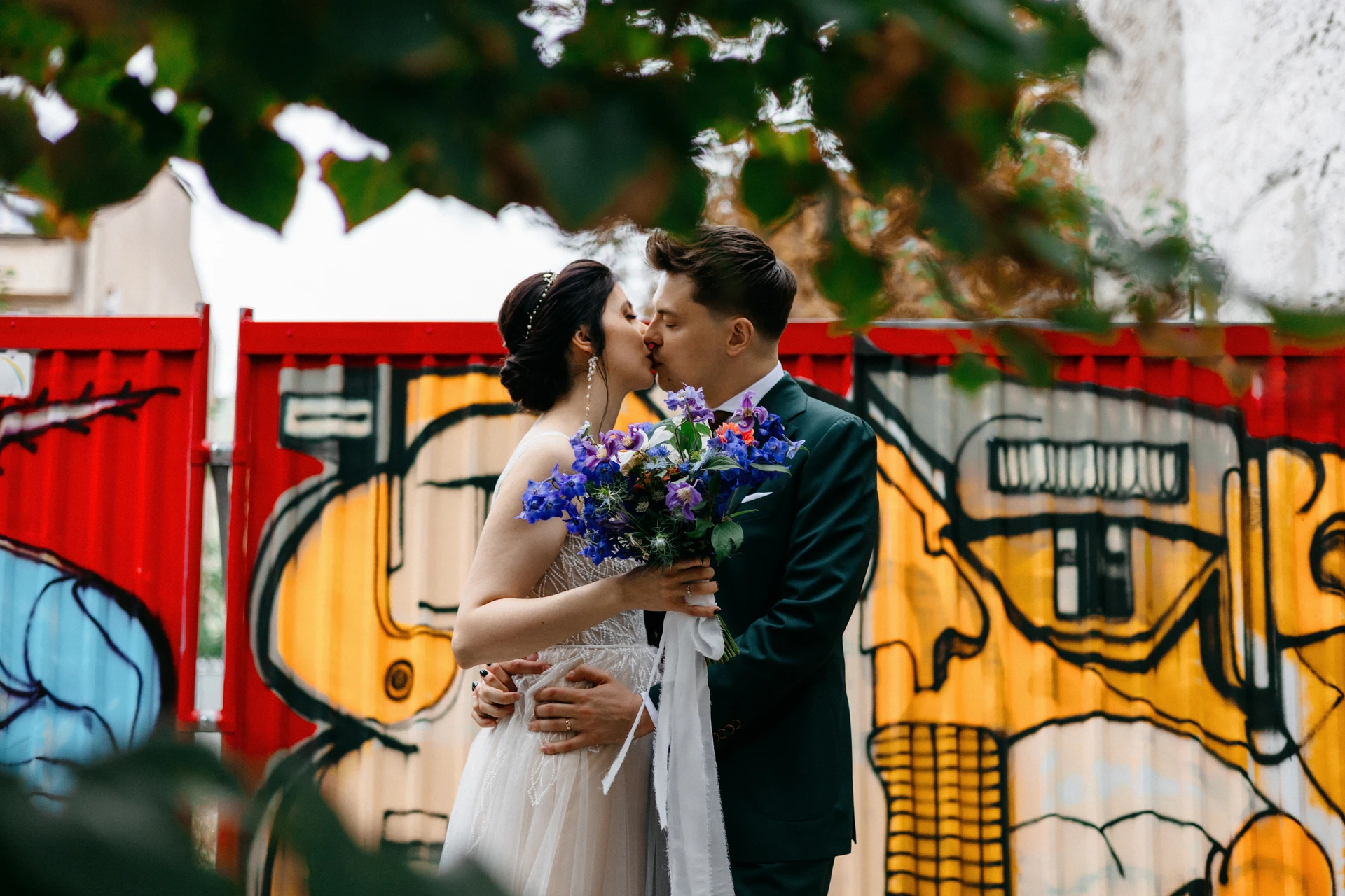 Zdjęcie ślubne podczas sesji na tle graffiti