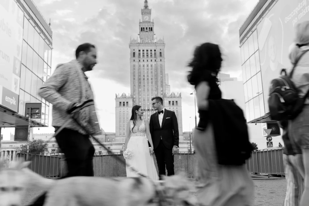 sesja poslubna warszawa z widokiem na pałac kultury i nałki