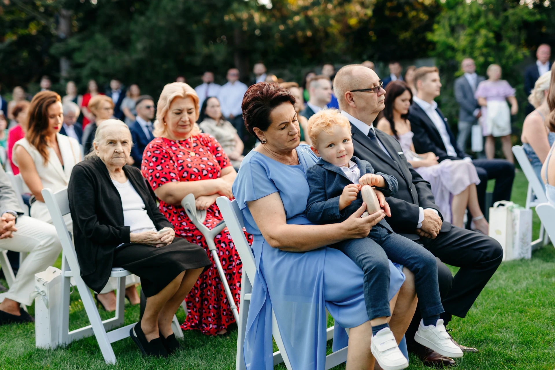 Spichlerz Villa Julianna goście weselni w ogrodzie