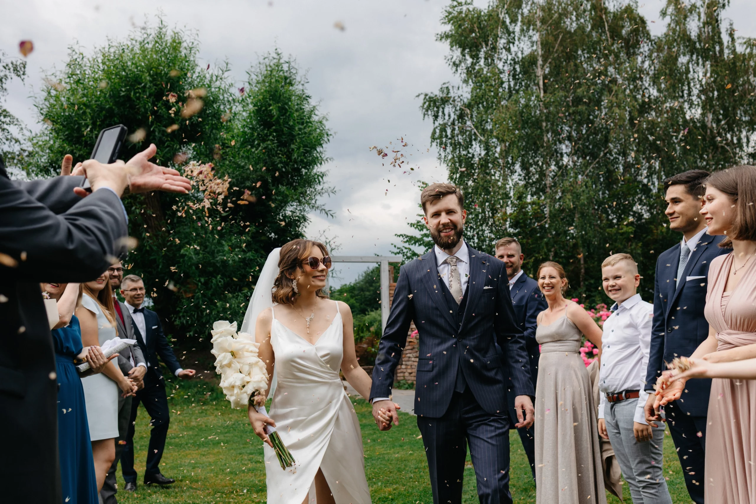 najlepsze zdjęcia ślubne wejście pary młodej