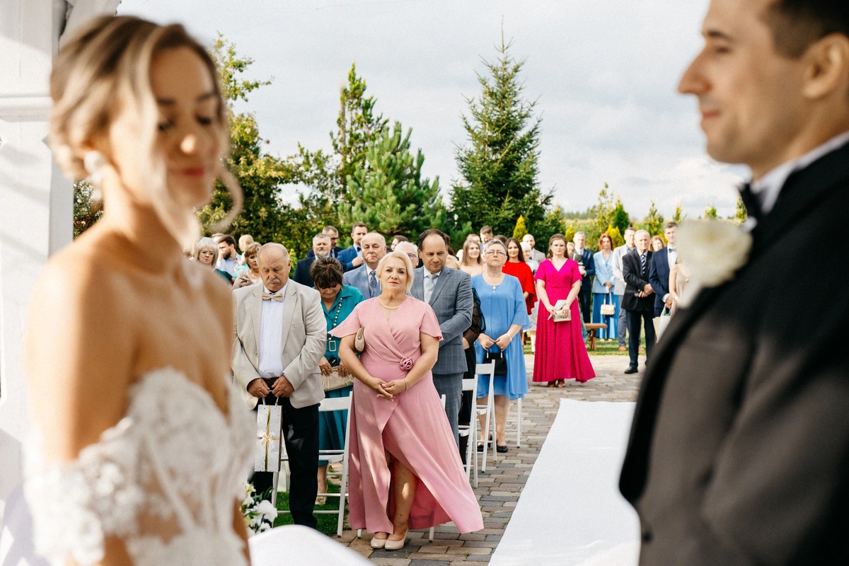 piekna ceremonia ślubna w plenerze hotel czarny staw