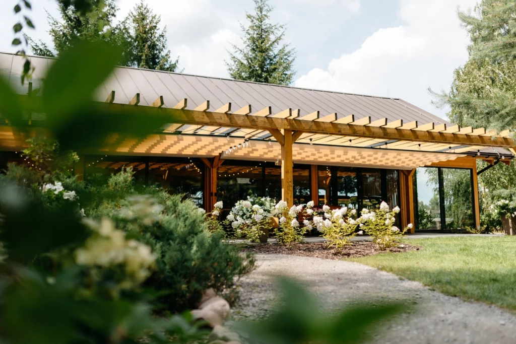 Piękny budynek otoczony kwiatami sielsko anielsko