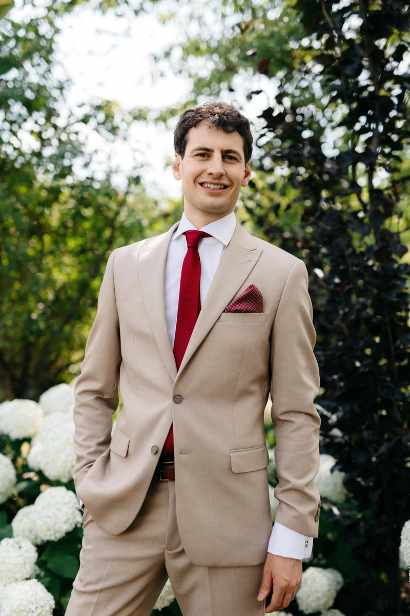 pan młody w ogrodzie sielsko anielsko