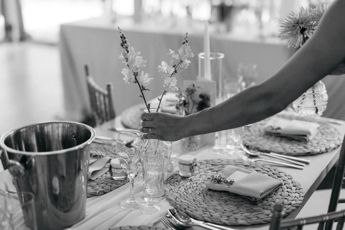 Elegancki stół z kwiatami i zastawą sielsko anielsko