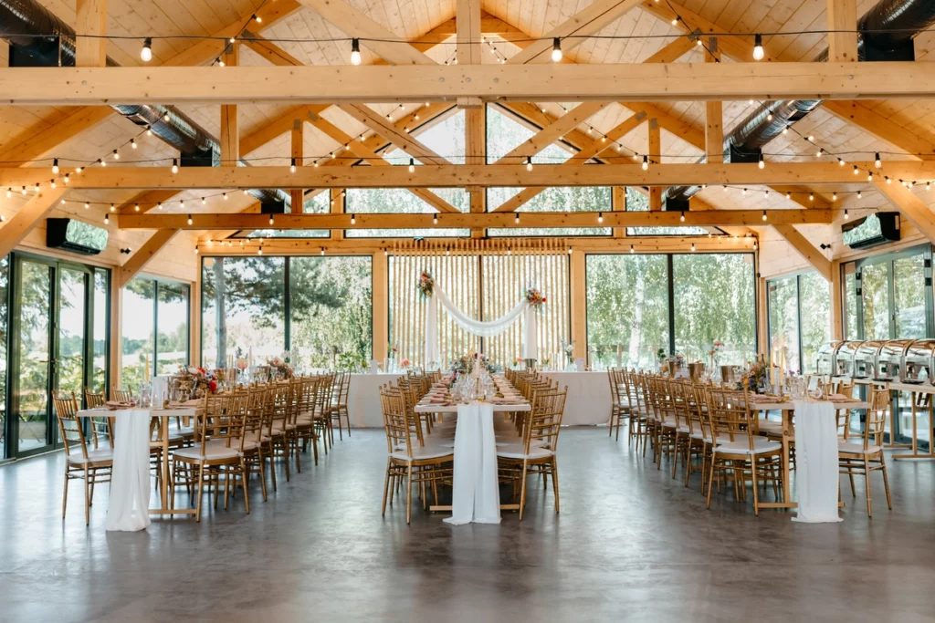 rustykalna sala weselna z dekoracjami sielsko anielsko szklana stodoła