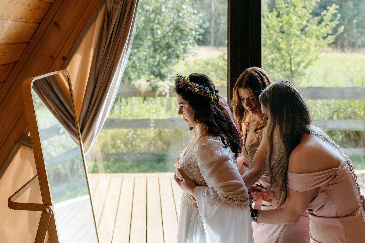 sielsko anielsko ubieranie sukni przez pannę młodą