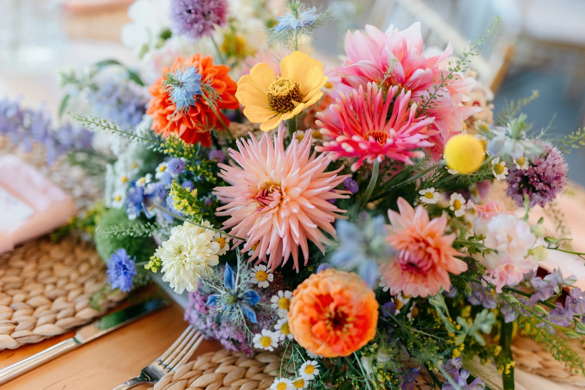 Kolorowy bukiet kwiatów na stole sielsko anielsko