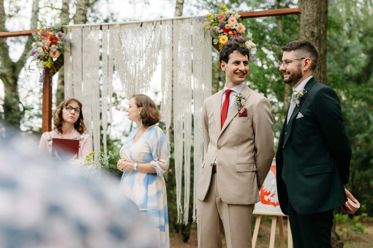 sielsko anielsko pan młody ze świadkiem ceremonia cywilna