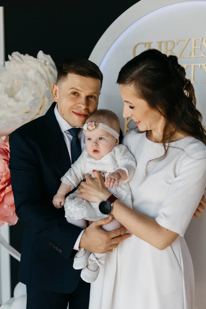 fotograf na chrzest Warszawa, rodzinne zdjęcia po chrzecie świetym podczas przyjęcia